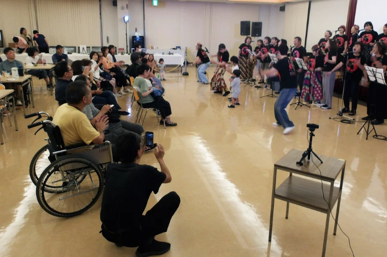 屋内でのイベントを観覧中