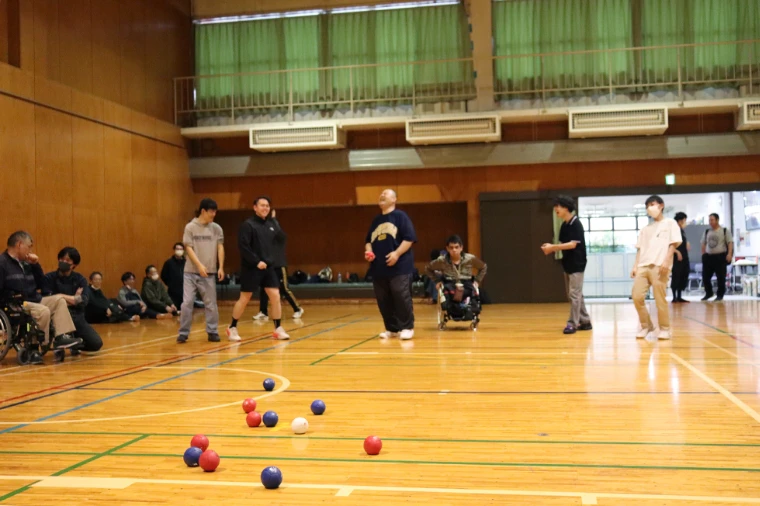 体育館内でスポーツをしている人々