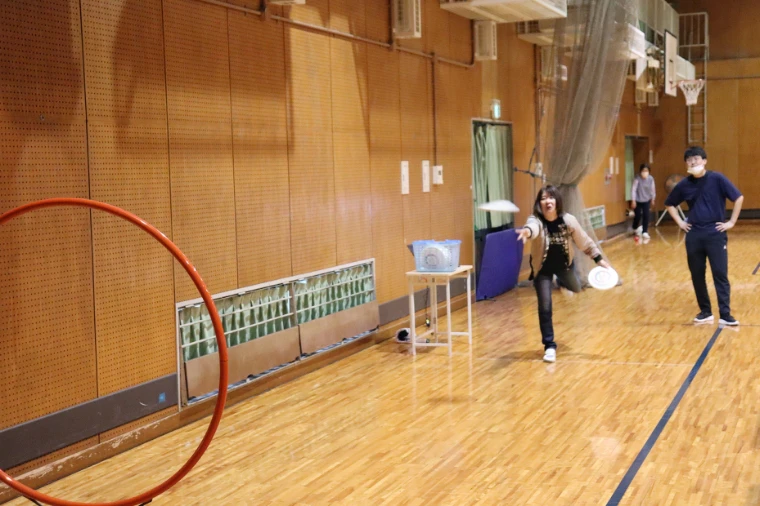 体育館内でスポーツをしている人々