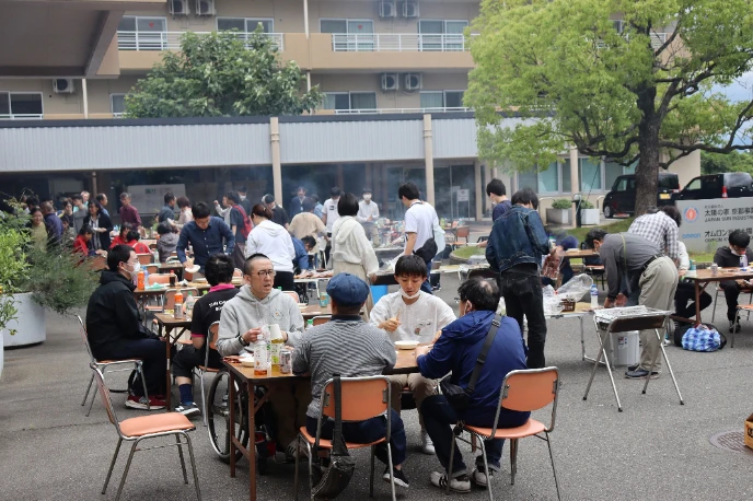 屋外でバーベキューをしている人々