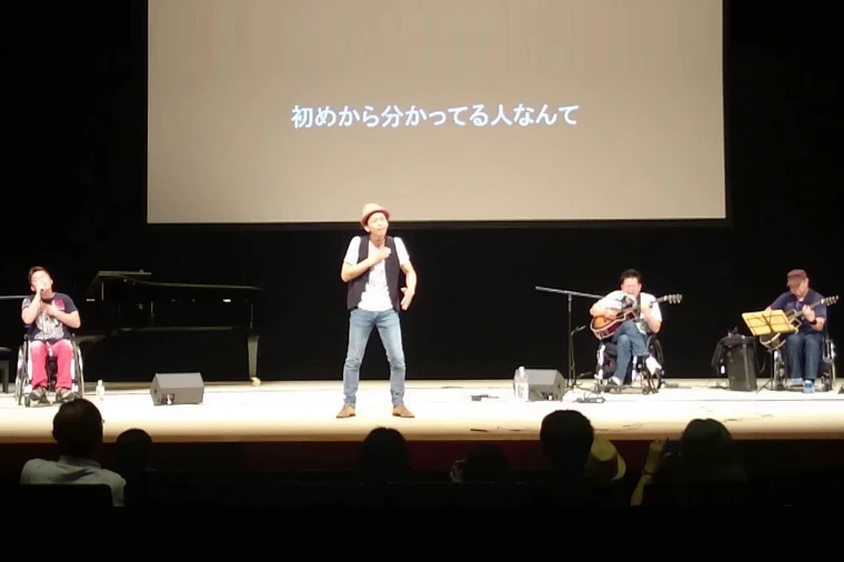 屋内でのバンド演奏
