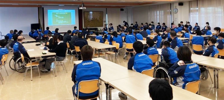 発表会の様子。皆でスクリーンの方を見ている。