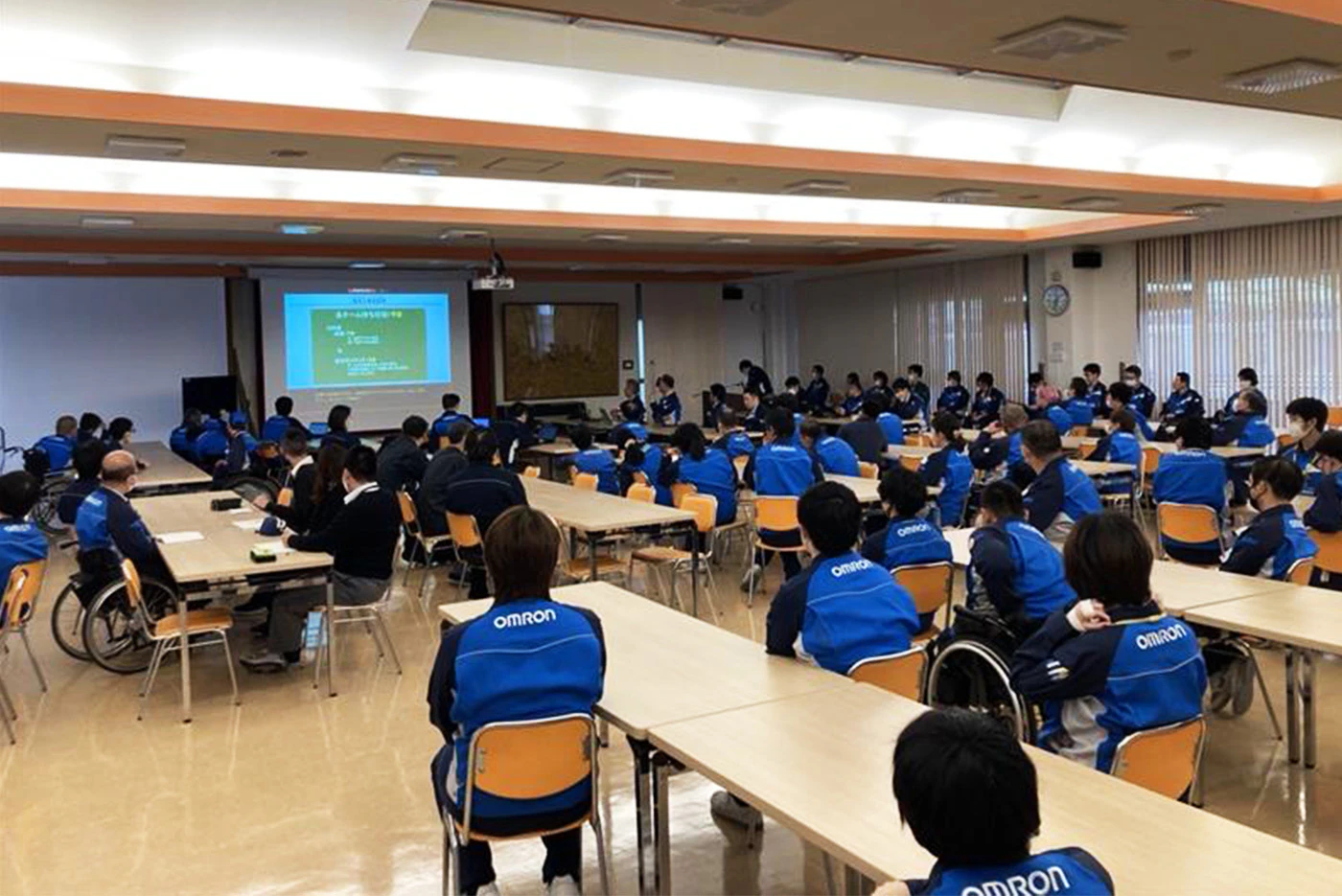 発表会の様子。皆でスクリーンの方を見ている。